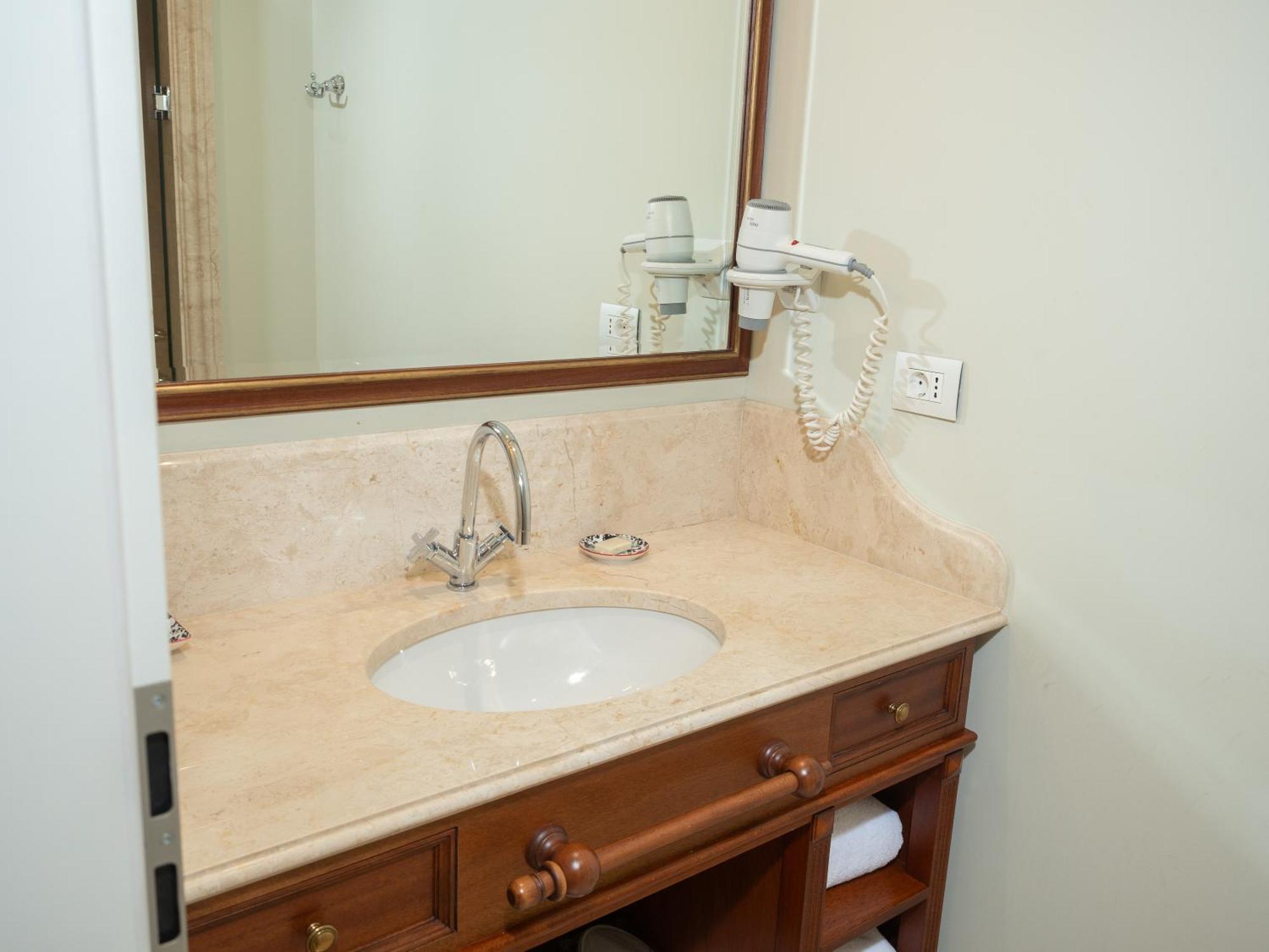 Ebel Boutique Hotel Tirana Kültér fotó